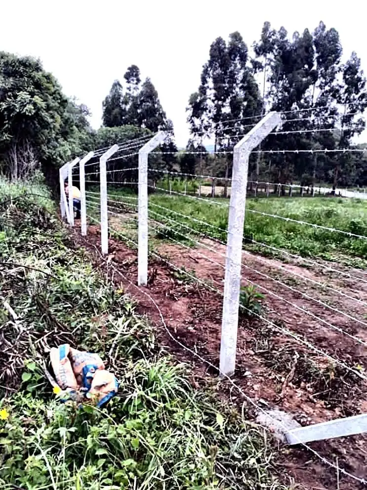 Palanque para alambrado (mourão) de concreto instalado
